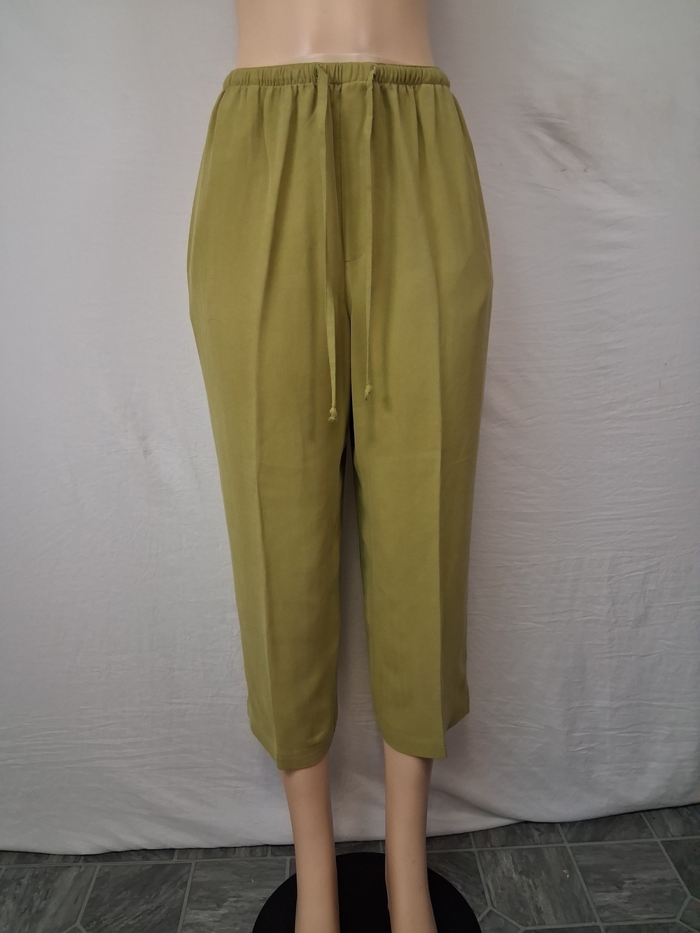 Tommy Bahama Olive Drawstring Cropped Capri Pants - Picture 4 of 17
